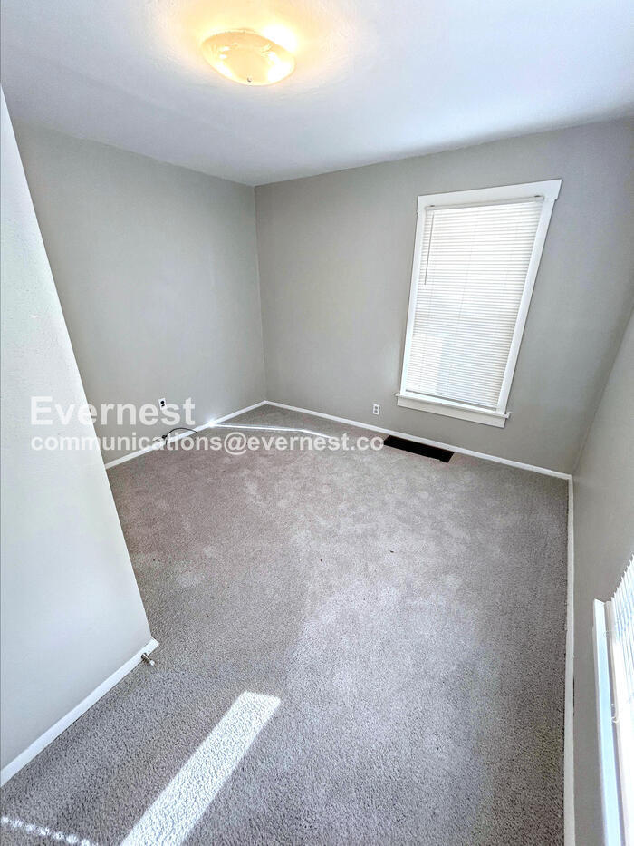 Building Photo - 221 La Motte Ln