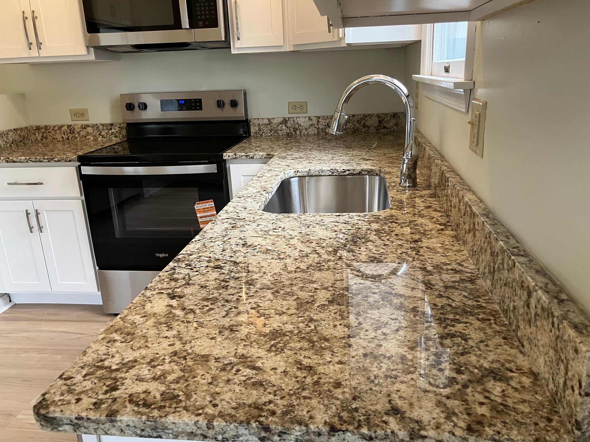 Building Photo - 104 E Poplar St