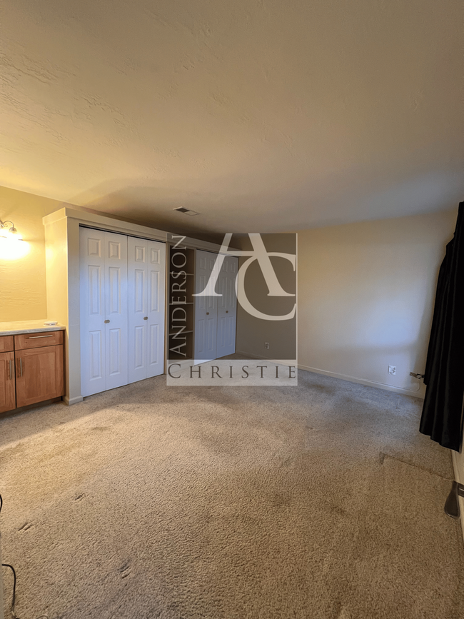 Building Photo - Charming 2BR/1BA End Unit for Rent – Great...