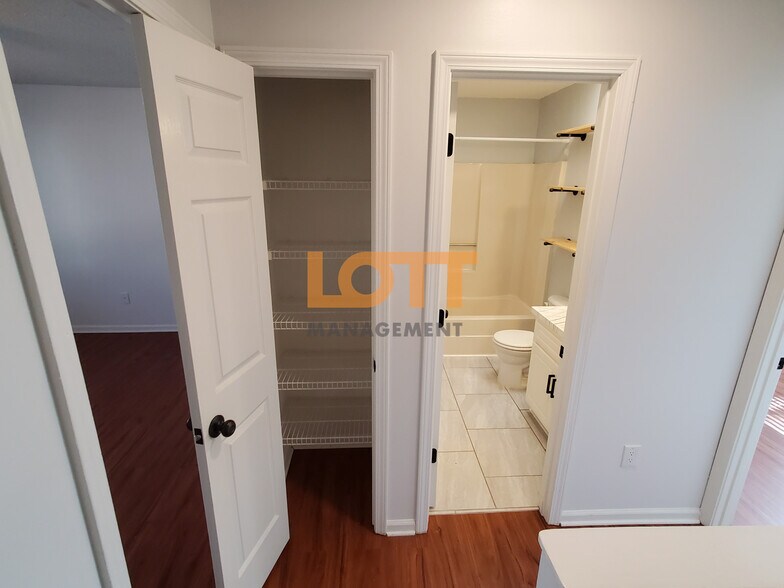 Building Photo - 32 Huntsfield Dr