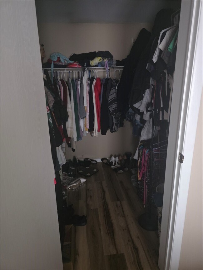 Building Photo - 1190 Kent Rd