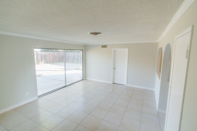 Building Photo - Single Story 4 Bedroom Home for Rent in Wo...