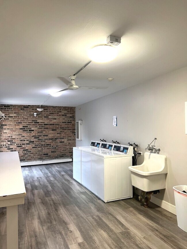 Building Photo - 1931 Prairie Square