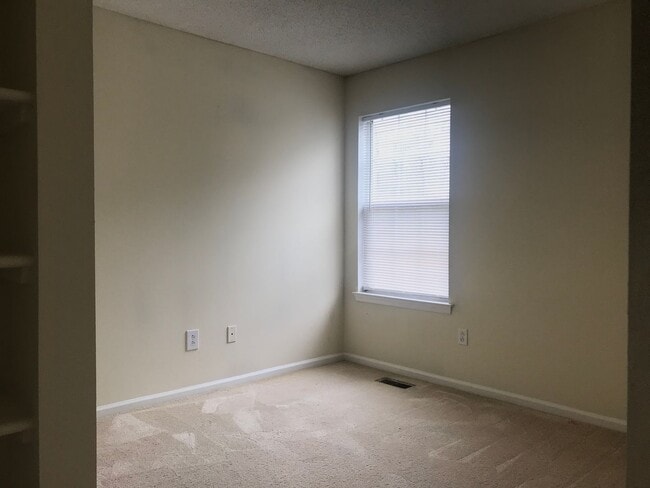 Building Photo - End Unit Townhouse in Virginia Beach