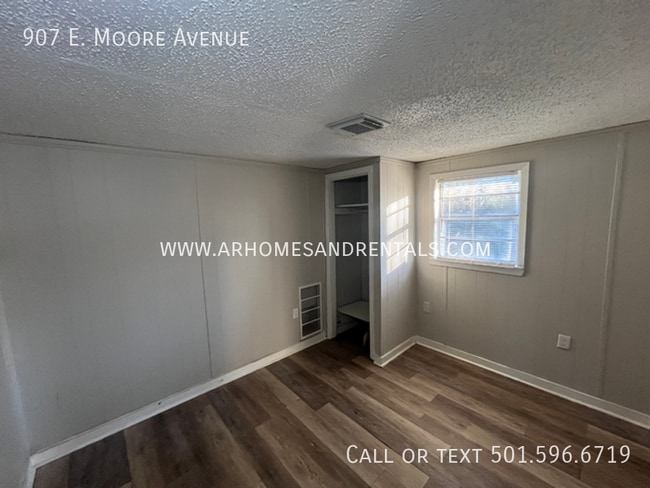 Building Photo - 907 E Moore Ave