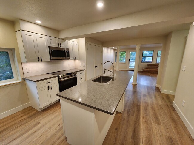 Building Photo - Gorgeous Remodeled 3 bed 2.5 bath in West ...