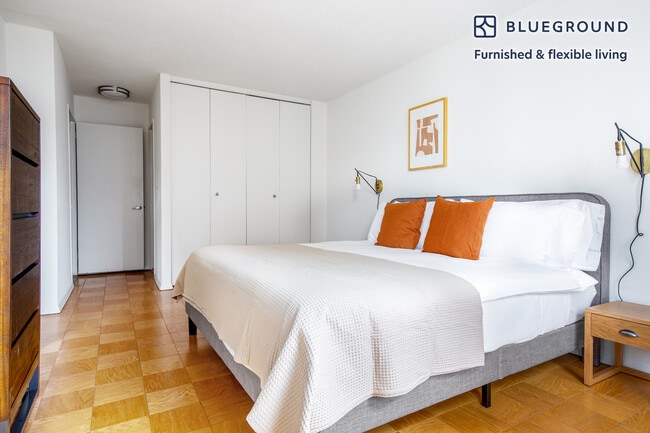 Building Photo - 245 E 40th St