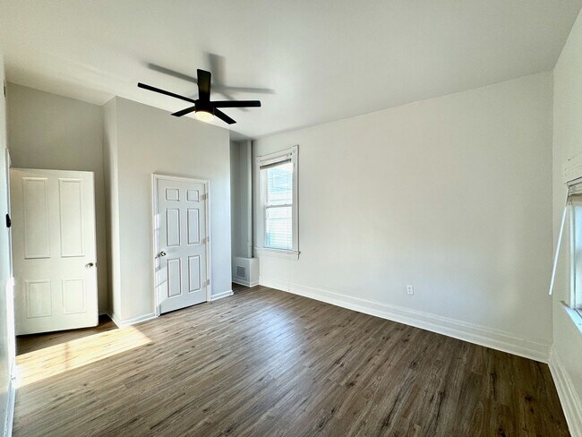 Building Photo - 4 bed/2 full bath Rental on Warner - Mins ...