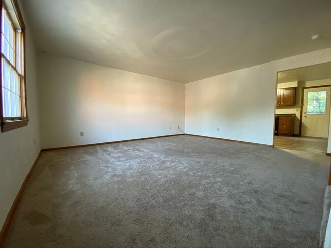 Building Photo - Lovely 2 Bedroom Townhouse with Private Patio, Off-Street Parking & MORE! Call Today!!