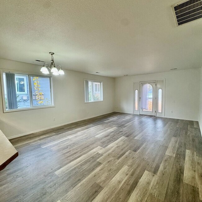 Building Photo - 522 W Summit Ave