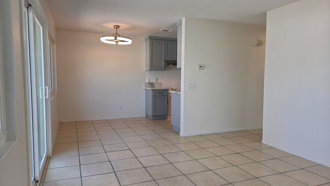 Building Photo - 892 Robin Dr