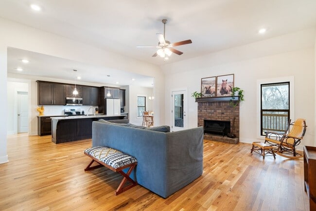 Building Photo - Stunner West of Nashville