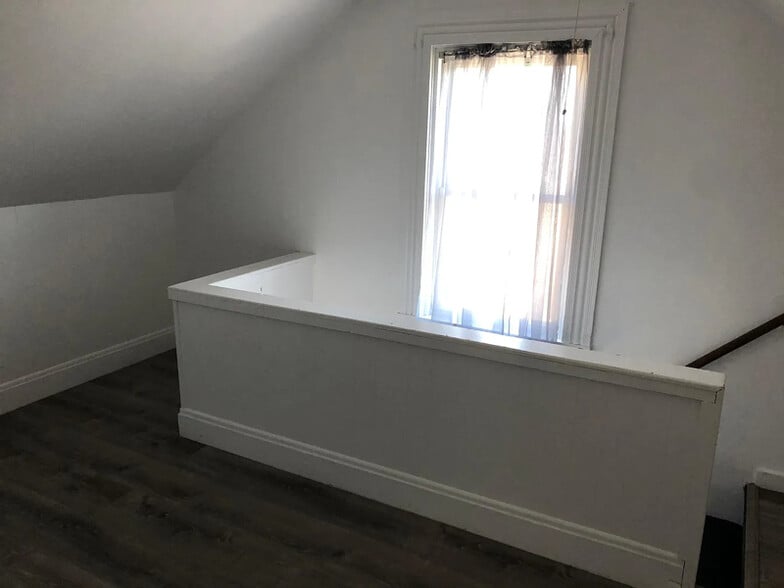 Building Photo - 635 Fall River Ave