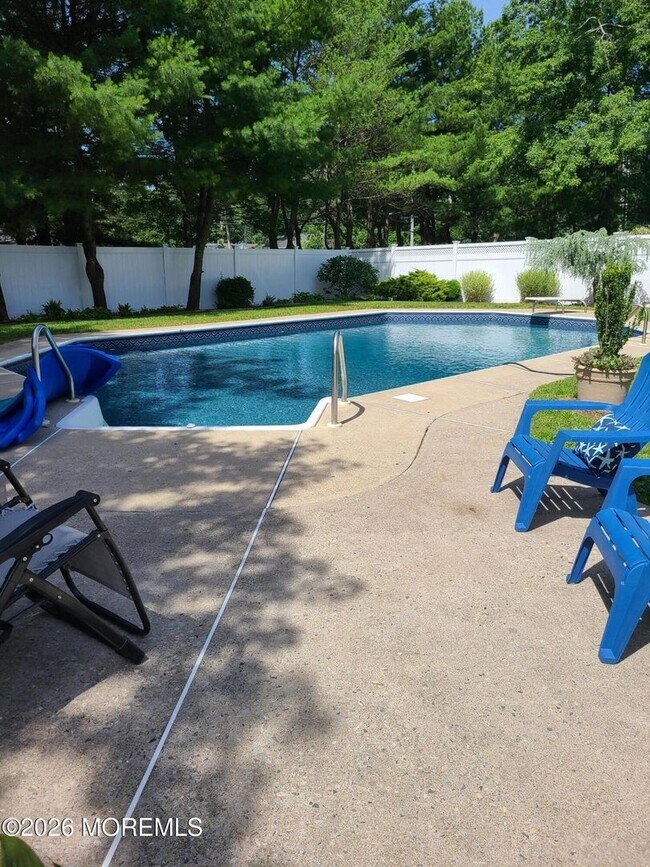 Building Photo - 3BR Toms River Home with Pool and Fenced Yard