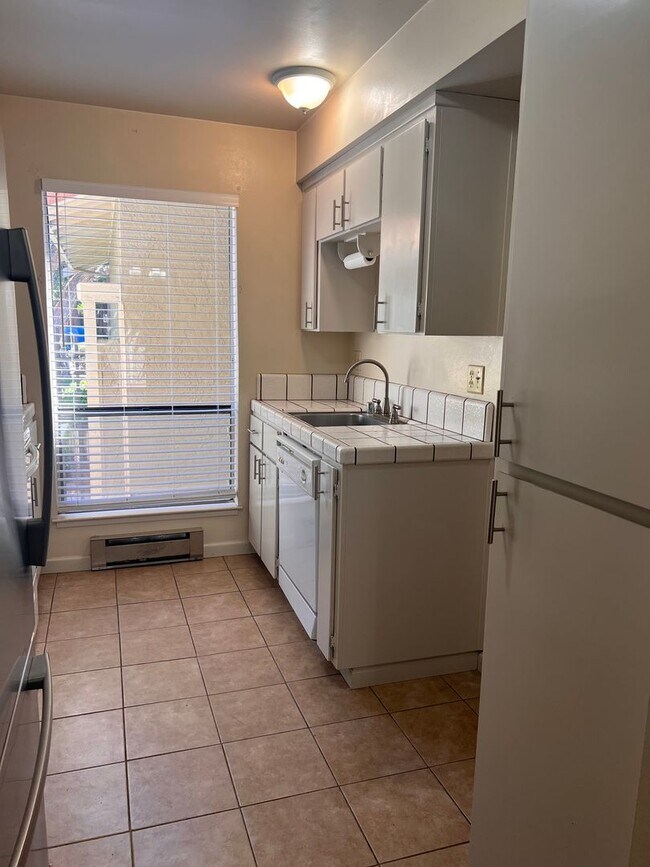 Building Photo - Spacious 2 Bedroom with Attached Garage Cl...