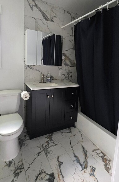 Hall bath - 365 Cumberland Trl