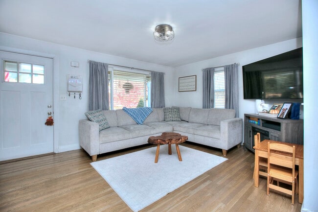 Building Photo - 545 Old Stratfield Rd