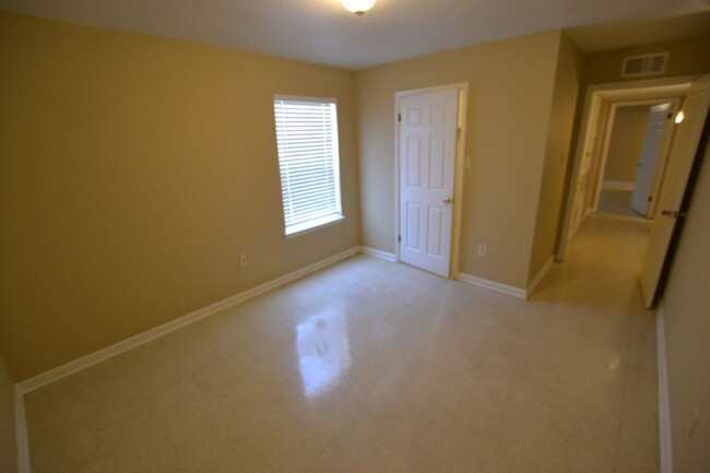 Building Photo - 2 bedroom, 2 bath apartments in Sherwood F...