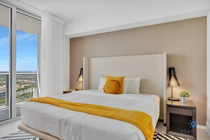 Building Photo - 4010 S Ocean Dr