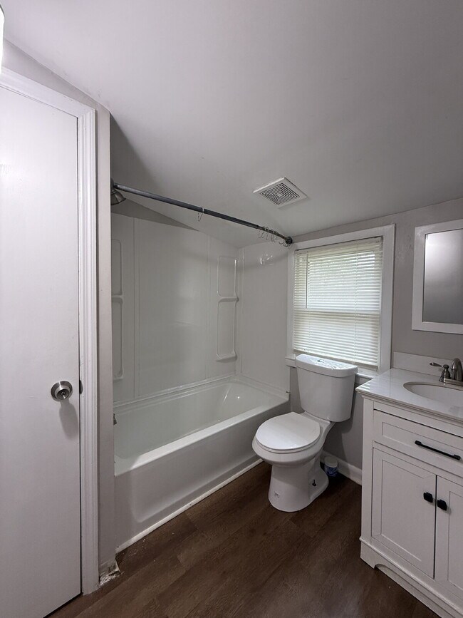 Building Photo - "Cozy 3-Bedroom Home with 2 Baths in Huntsville's Heart - 1328 Sq Ft of Comfort!"