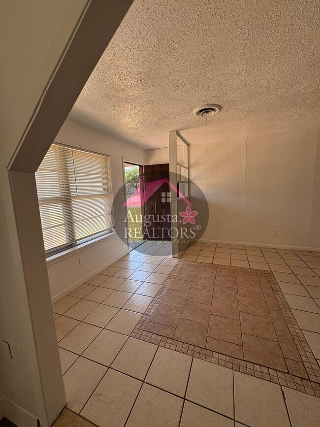 Building Photo - 966 N La Salle Dr