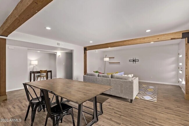 Building Photo - 3710 E Altadena Ave