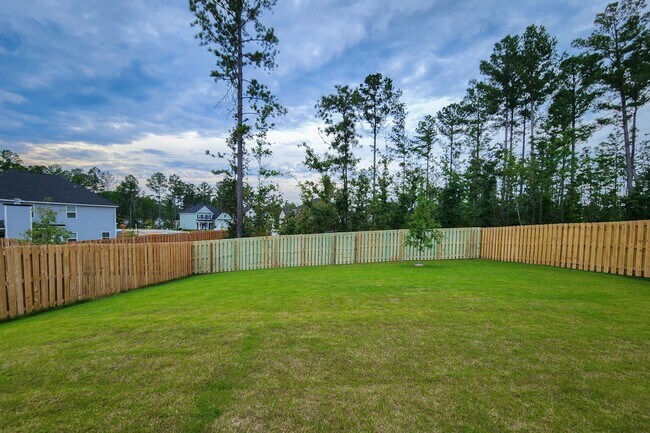 Building Photo - 2036 Warbler Dr