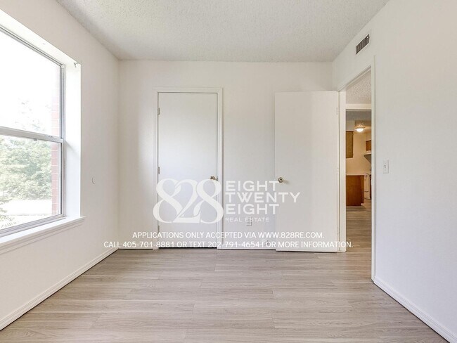 Building Photo - AVAILABLE NOW! 2 bed/1 bath Apartment at W...