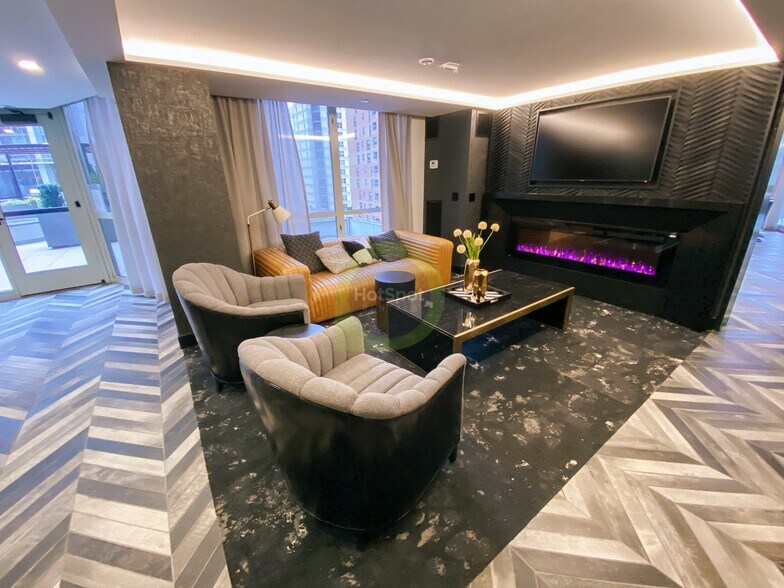 Building Photo - 899 N State St