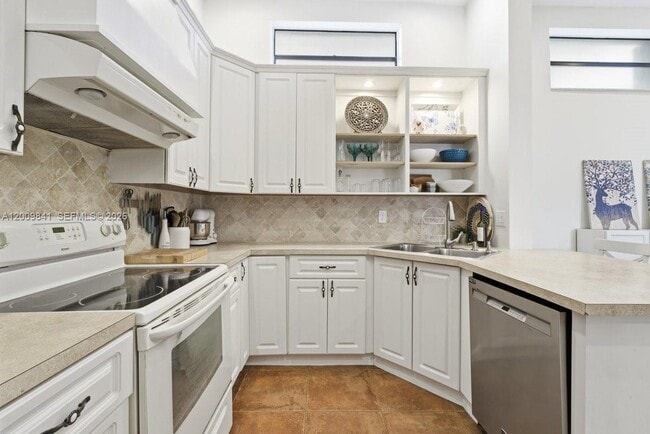 Building Photo - 575 Lakeside Cir