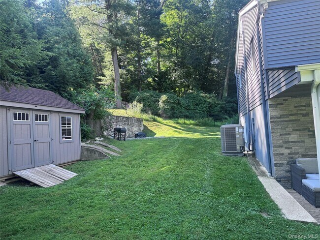 Building Photo - 5 Red Mill Rd