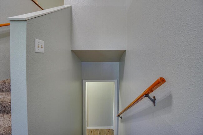 Building Photo - THREE BEDROOM NEAR LENA PARK