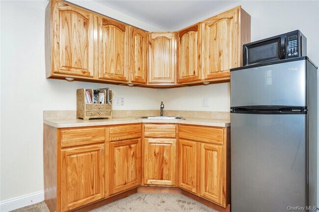 Building Photo - 696 Ridgeway