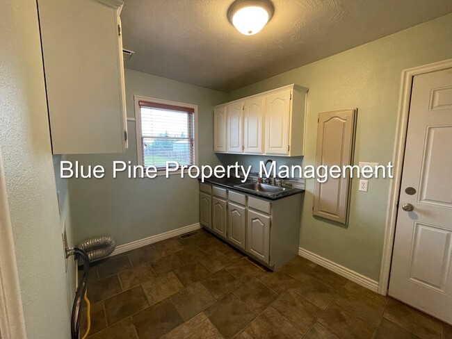 Building Photo - 810 Tennis Ct Dr