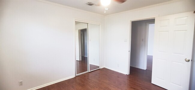 Building Photo - 6601 Sharpview Dr