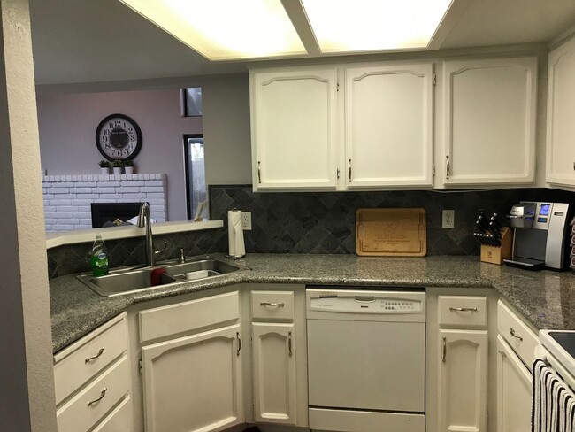 Building Photo - Upscale condo located in gated Community!