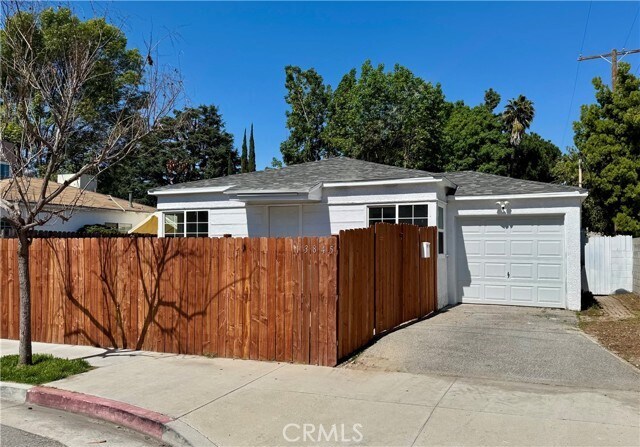 Building Photo - 13845 Moorpark St