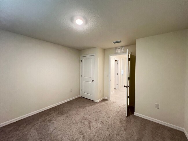 Building Photo - 4BD/2BA Modern Comfort Meets Suburban Serenity in Ocala! WASHER & DRYER INCLUDED!
