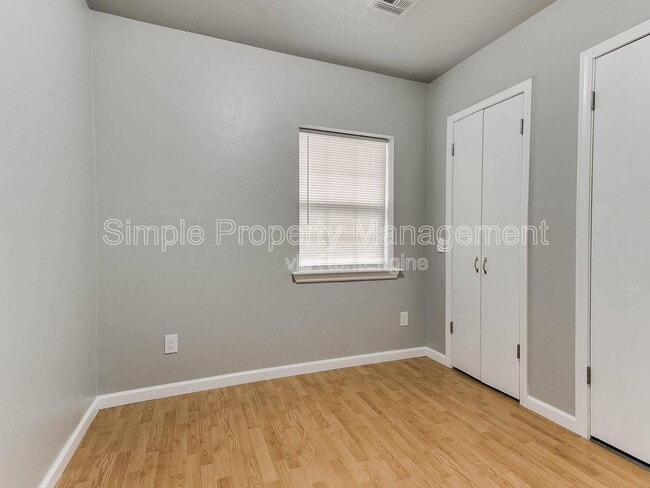 Building Photo - 137 S Draper Ave
