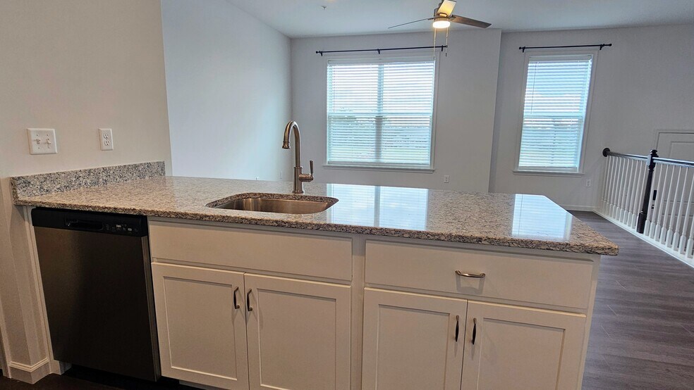 Building Photo - 61 N Conifer Dr