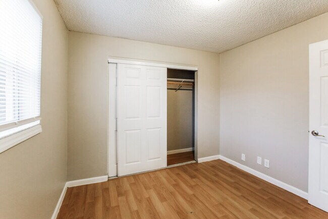 Building Photo - 425 SW 74th Ave