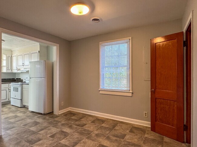 Building Photo - 305 Stonewall Ave