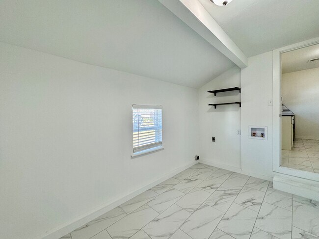 Building Photo - 809 Proctor Pl