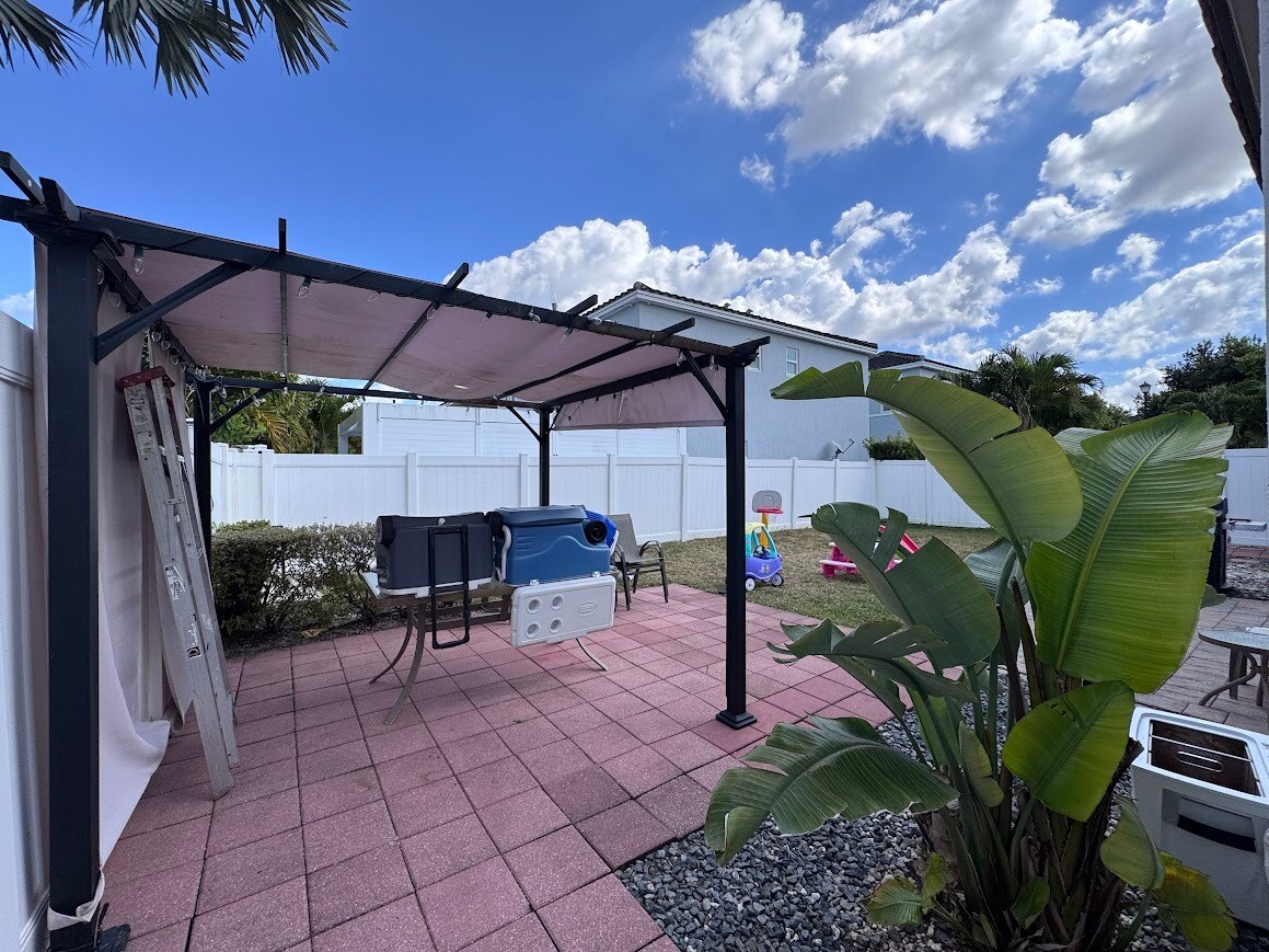 Building Photo - 9165 SW 170th Ave