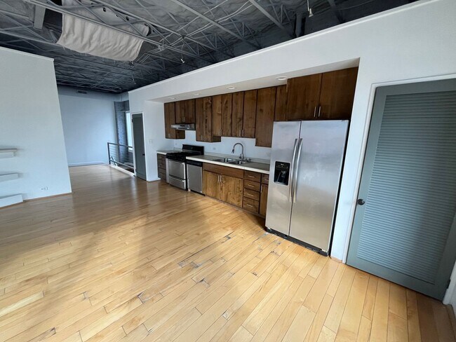 Building Photo - 10 E Broadway