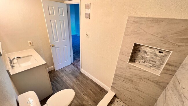 Building Photo - Cozy Casselberry Condo Available - Move In...