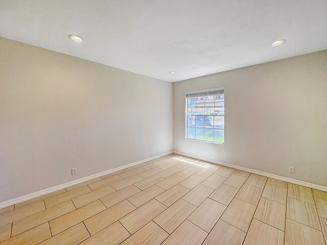 Building Photo - Beautifully updated 2 bed/2bath in the Sum...