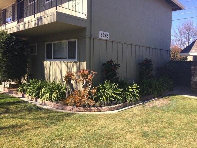 Building Photo - 3592 Payne Ave