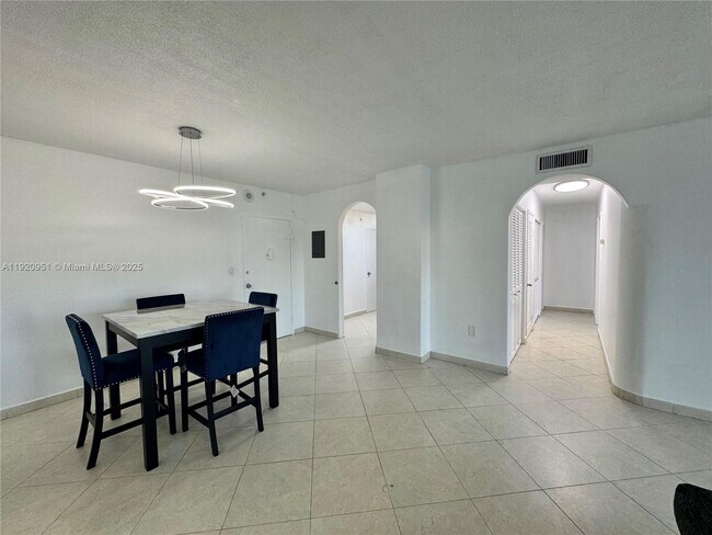 Building Photo - 400 Kings Point Dr