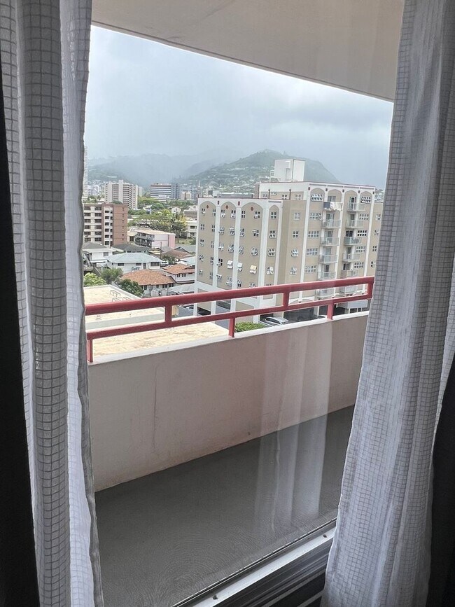 Building Photo - Beautifully Updated 1BR Condo Minutes from Waikiki/Ala Moana